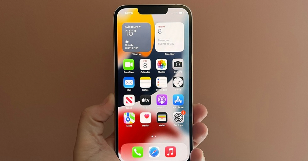 Giá ngang nhau, chọn iPhone 13 hay iPhone này đời cũ nhưng màn to hơn?