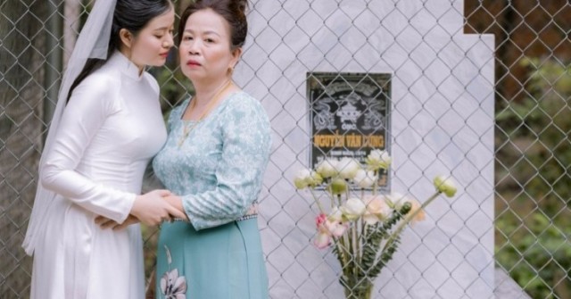 Cô dâu Vĩnh Long chụp ảnh bên ngôi mộ, phía sau là chuyện thắt lòng