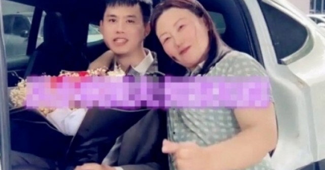 Thiếu gia nhà giàu cưới giúp việc lớn hơn 20 tuổi, bị mẹ phản đối, anh chàng nói đúng một câu