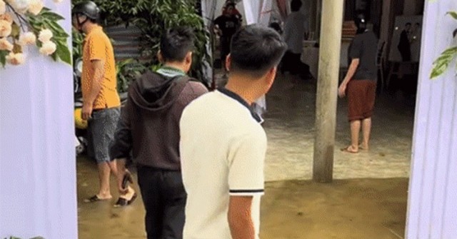 Video khách bì bõm lội nước đi ăn cưới ở Hà Tĩnh gây sốt mạng xã hội