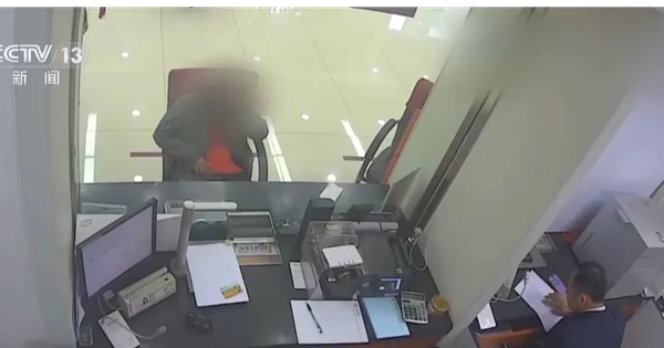 2 thanh niên đến ngân hàng rút 720 triệu đồng, nhân viên phát hiện tài khoản đã 3 năm không hoạt động, gọi cảnh sát vào cuộc điều tra