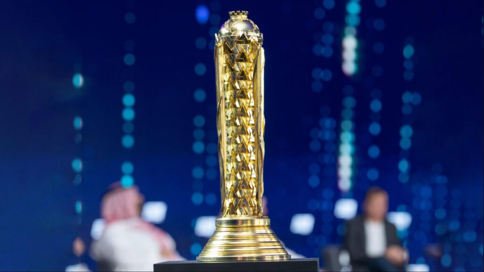 Esports World Cup lộ cúp vô địch, người xem “cạn lời” vì giống hình nhạy cảm