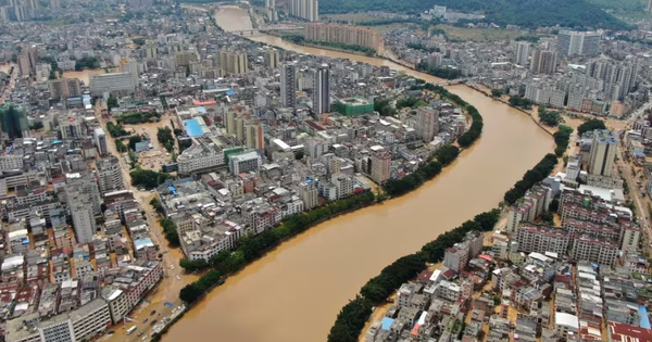 Trung Quốc: Lượng mưa 1 năm trút xuống trong 1 ngày, hàng chục ngàn người dân bỏ chạy