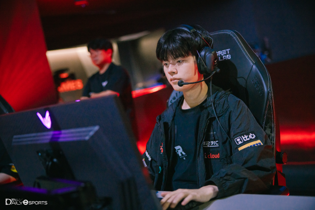 Deft: KT đã nghiên cứu kỹ trước khi chọn Renekton cả 4 ván nhưng vẫn bất lực trước T1 Zeus