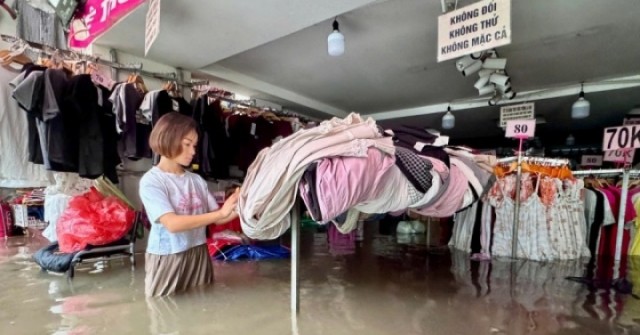 Người dân Hà Nội vật lộn chống ngập