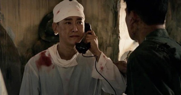 Nghẹn lòng cảnh người lính bị 