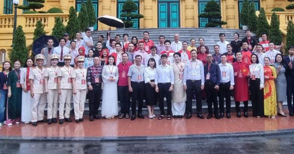 Bức ảnh dàn sao Việt thăm Lăng Bác bất ngờ viral khắp MXH, nhìn tới ai khán giả cũng nức nở “Hoà bình đẹp quá!”