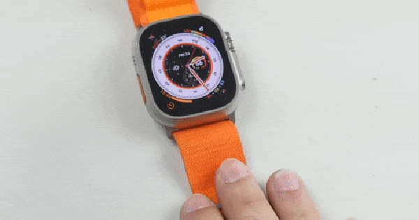 YouTuber dùng búa thử độ bền Apple Watch Ultra: mặt bàn hỏng trước cả đồng hồ