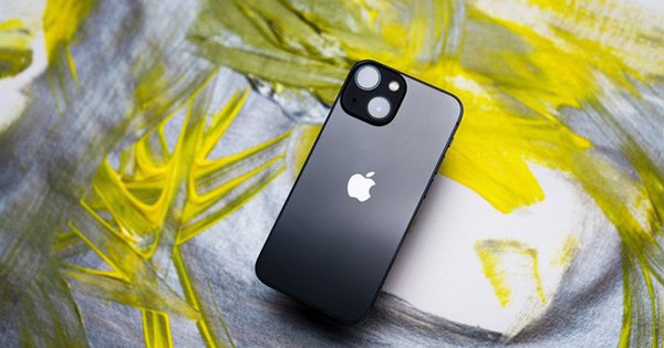 Bất ngờ với giá "xả kho" của hàng trăm chiếc điện thoại iPhone 12, 12 Pro và iPhone 13