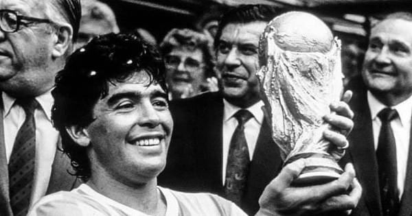 Mạng xã hội tràn ngập hashtag thương tiếc danh thủ người Argentina - Diego Maradona