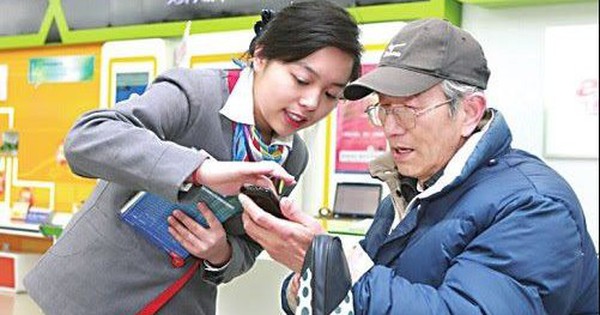 Cụ ông để tiền trong thẻ ngân hàng, 7 năm sau đi rút thì ngỡ ngàng: Không lãi đồng nào, số dư còn 0 đồng