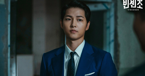 Song Joong Ki ngầu cực độ, vung tiền mua cả căn nhà tặng người lạ ở Vincenzo tập 3