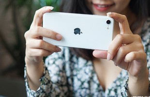 Xiaomi 'cà khịa' iPhone SE 2020 ngay trên trang fanpage chính thức: Thiết kế quá lỗi thời, pin yếu