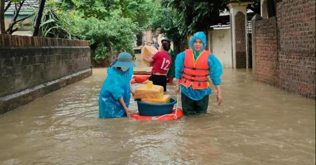 Ấm lòng hình ảnh thanh niên tích cực chung tay khắc phục hậu quả mưa lũ