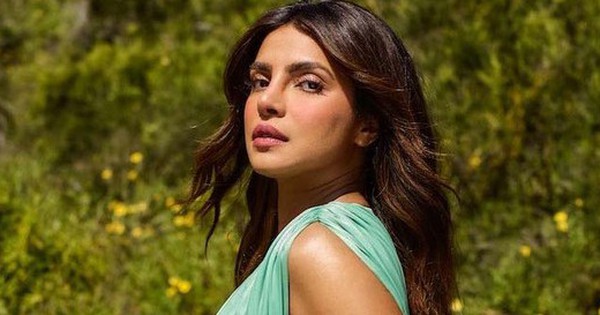 Hoa hậu Priyanka Chopra bị đạo diễn bắt phải lộ nội y trên phim