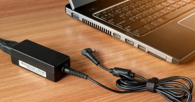 Điểm chung trên hầu hết bộ sạc laptop mà ít người để ý