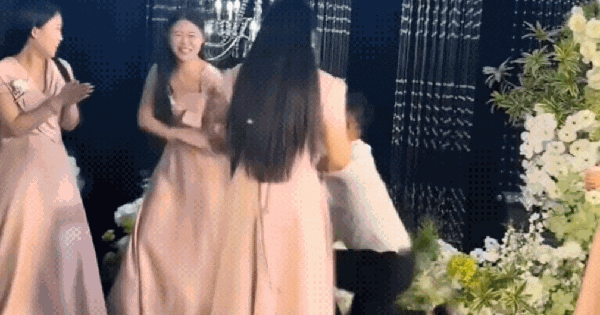 Chàng trai cầu hôn bạn gái là phù dâu trong đám cưới nhưng quỳ xuống trước nhầm người, kết cục câu chuyện rất khó đoán