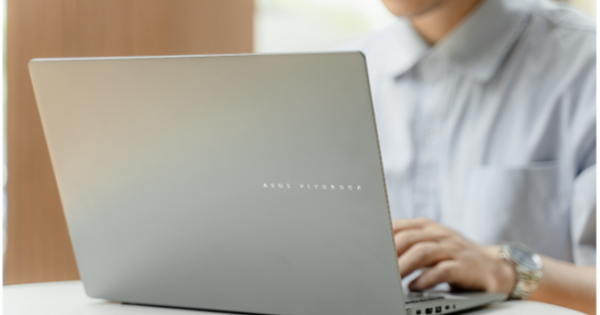 Freelancer “tự do - tự lo” và nỗi khổ phải “mang cả cái văn phòng” đi khắp nơi