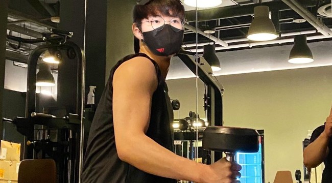 Bị Oner đẩy vai quá nhiều, Faker quyết tâm tập gym để chờ ngày đáp trả