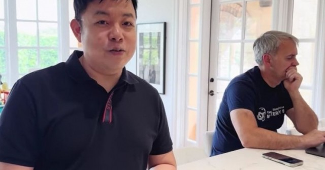 Nam ca sĩ Việt nghi bị hại, phải tìm tới cầu cứu một tỷ phú Mỹ