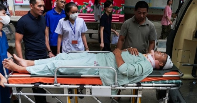 Thí sinh nằm trên cáng để làm bài thi tốt nghiệp THPT Quốc Gia