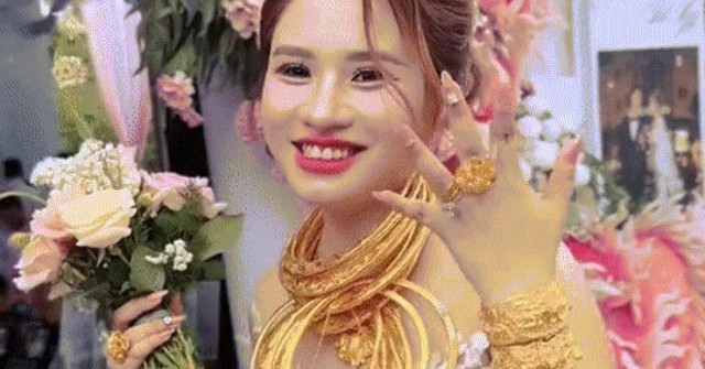Cô dâu Tiền Giang đeo vàng kín cổ trong ngày cưới, màn trao quà kéo dài 30 phút