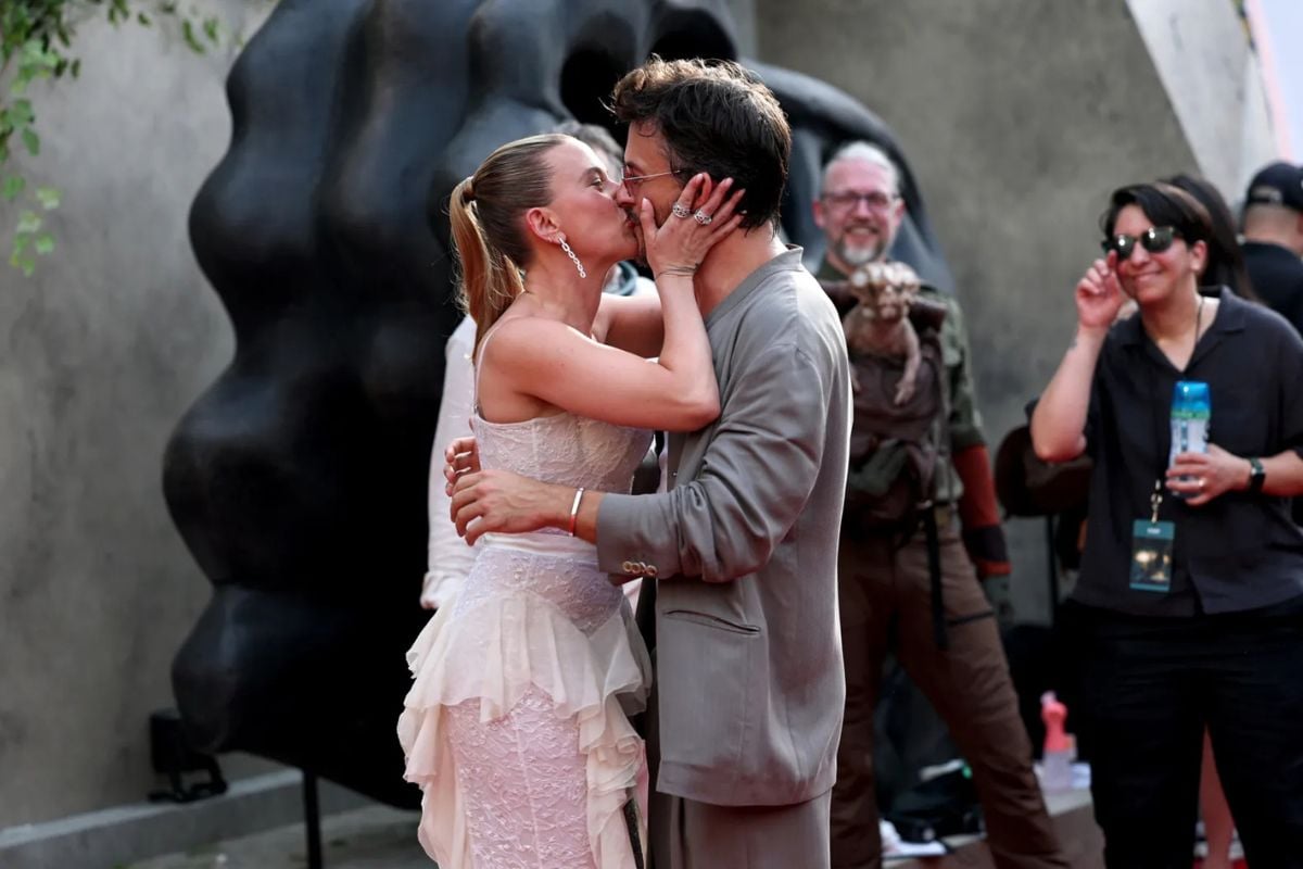 Jonathan Bailey Giải Thích Về Khoảnh Khắc Hôn Scarlett Johansson: "Cuộc Sống Quá Ngắn Để Không Làm Vậy"
