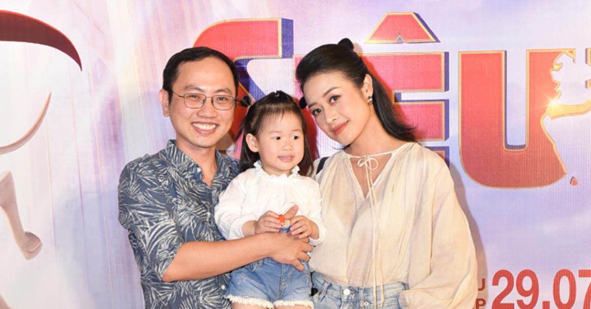 MC Phí Linh cùng ông xã hội ngộ loạt gia đình sao Việt