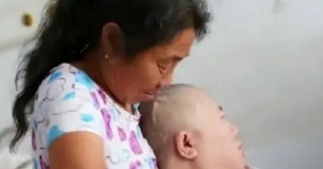 Mẹ vợ chăm con rể thực vật 9 năm, ngày tỉnh lại anh nói 4 từ khiến bà bật khóc