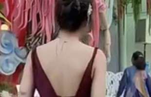 Diện váy ngắn, đầm hở lưng, thợ make-up gây xôn xao, bị cho là cố tình "tranh spotlight"