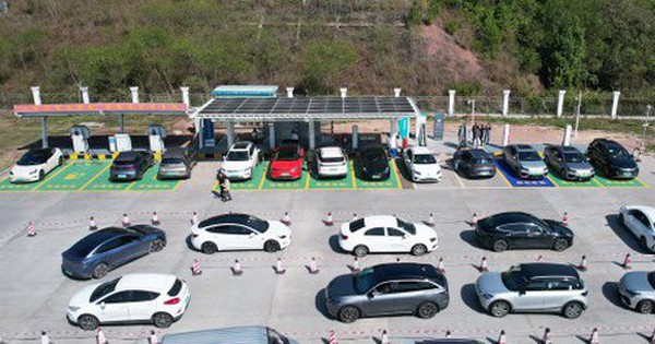 Xe điện nhiều, ít trạm sạc, lúc khẩn cấp phải làm sao: Trung Quốc xử lý bài toán khó bằng cách 