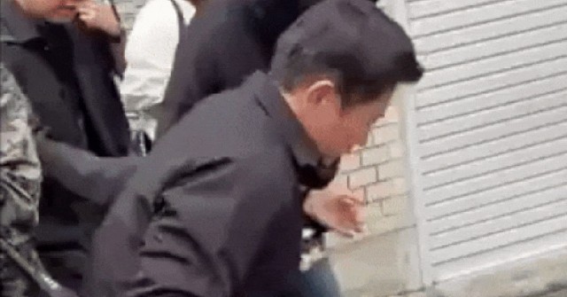 Châu Kiệt Luân 'già khọm', đi lại khó khăn