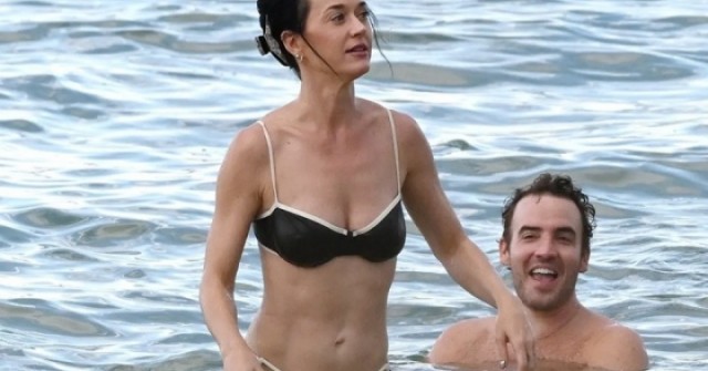 Katy Perry đi tắm biển với bạn sau khi chia tay Orlando Bloom