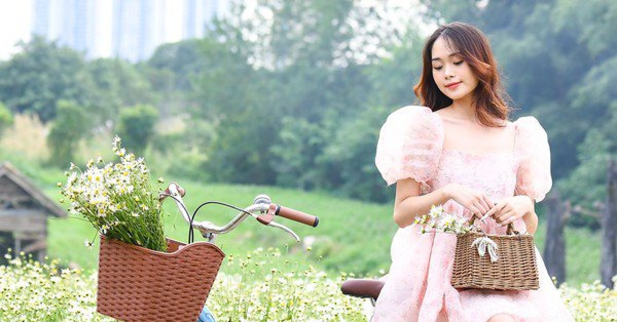 Thiếu nữ tạo dáng như nàng thơ bên loài hoa báo đông nở sớm