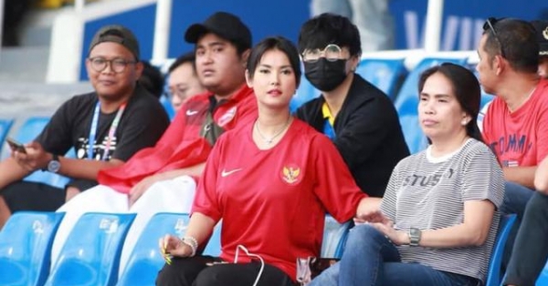 Maria Ozawa ra sân ăn mừng Thái Lan thua muối mặt Indonesia