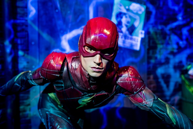 Ezra Miller đóng vai Flash ngay trên phim trường Sinh vật huyền bí 3