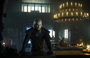 Henry Cavill đô con đến nỗi mặc không vừa trang phục trong The Witcher, cứ quay phim một lúc là lại rách