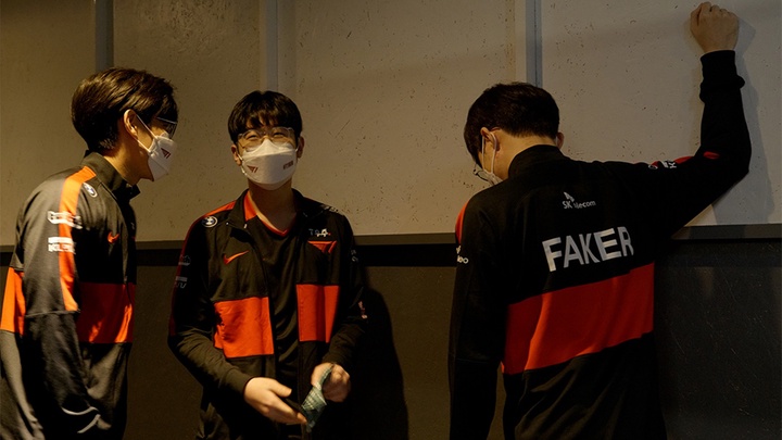 Faker và Zeus tỏa sáng, T1 giữ vững mạch thắng tại LCK