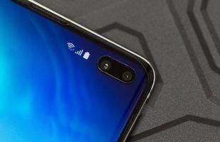 Tất cả phiên bản Galaxy S10 đều được dán sẵn tấm bảo vệ màn hình, mua ngoài giá gần 700.000 đồng