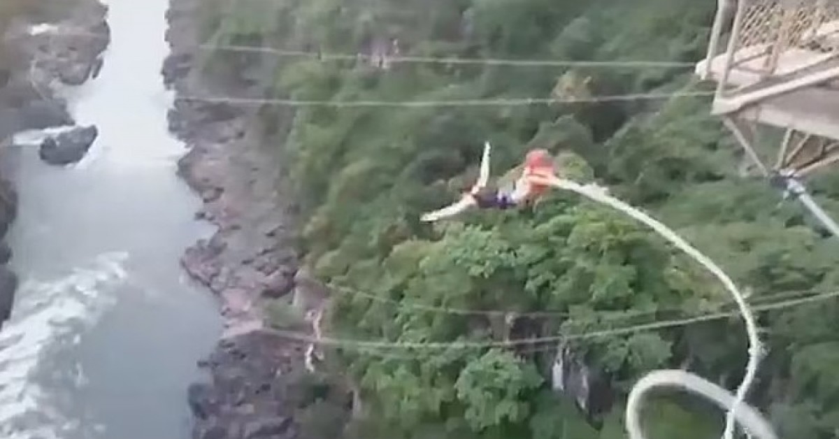 Cô gái rơi từ độ cao 100 m xuống sông cá sấu vì đứt dây bungee