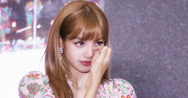 Sốc: Lisa (BLACKPINK) hoảng loạn vì bị kẻ lạ rình rập, lao vào xe giữ chân chắn cửa để làm chuyện kinh khủng này