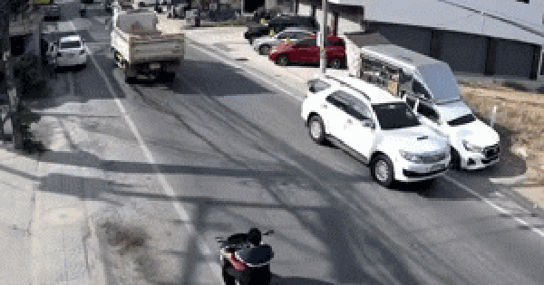 Rẽ không xi nhan, ô tô khiến người đi xe máy như "đóng phim hành động": Clip hiện trường gây tranh cãi