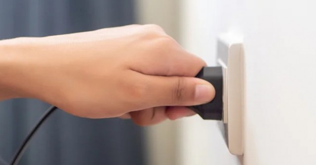 Dẫn gia đình đi du lịch hè, nhớ rút phích cắm 14 thiết bị này