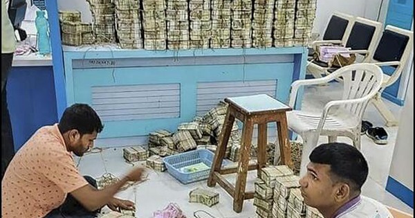 Thu giữ 32 kg vàng cùng hàng xấp tiền mặt tổng trị giá gần 220 tỷ đồng trong căn phòng bí mật của chủ một tập đoàn sản xuất thép, mất hơn 12 tiếng kiểm kê