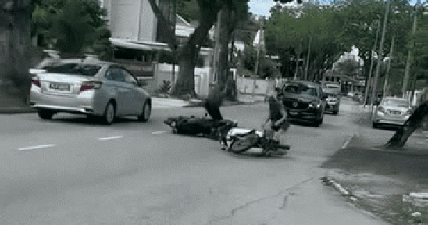 Đang đi xe máy thì bị cướp, bà cụ biến 1 thứ thành vũ khí không ngờ khiến đối phương phải tháo chạy