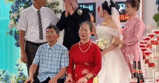 Chú rể Tuyên Quang ôm mặt khóc nức nở trong đám cưới, cô dâu liên tục vỗ về