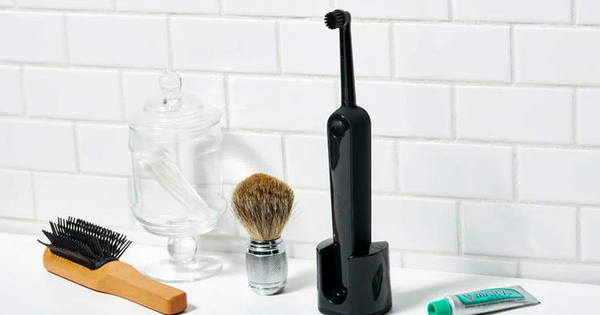 Phát hiện chồng đưa bồ nhí về nhà nhờ chiếc bàn chải thông minh