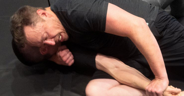 Elon Musk tung ảnh tập luyện MMA để “chiến” với Mark Zuckerberg