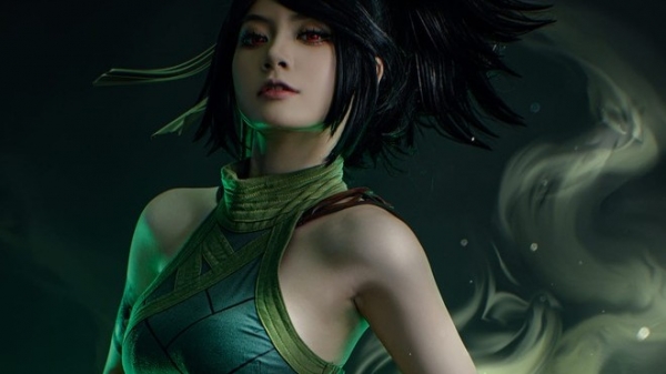 Cosplay sát thủ Akali khoe lưng trần 