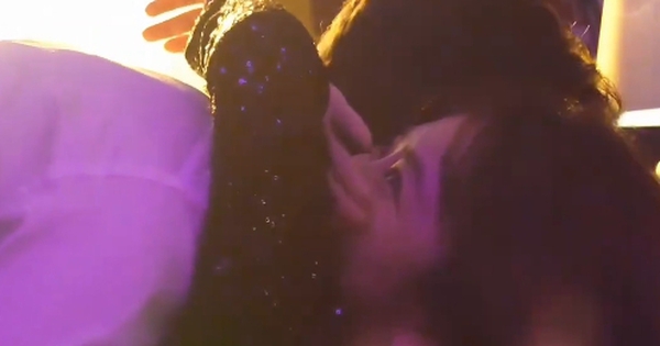 Cặp đôi Trung Quốc ôm hôn cháy bỏng trên giường làm khán giả 